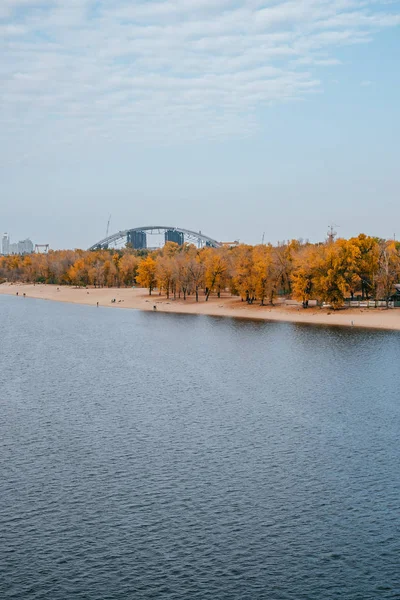 Осінній пляж річки — стокове фото