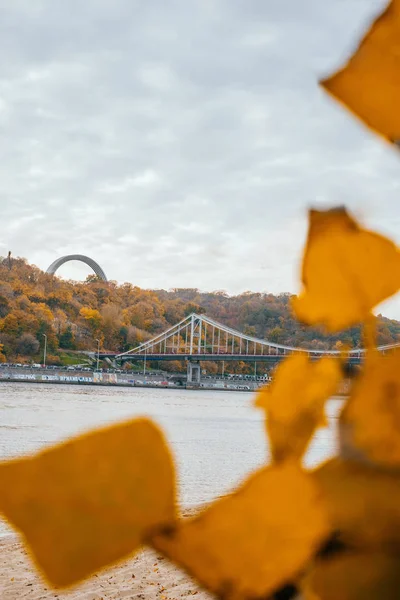 川の秋のビーチ — ストック写真