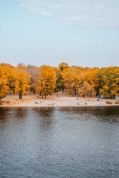 川の秋のビーチ — ストック写真