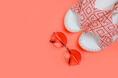 Degrade yuvarlak güneş gözlüğü ve üzerinde yaşayan mercan espadrille sandal ile yaz moda flatlay. Mükemmel kumsal için denizde tatil ayarla. Marina stili.
