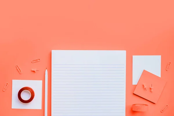 İleti örneği flatlay defter ile