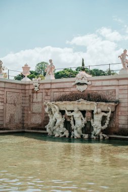 Vienna, Avusturya - 8 Mayıs 2018: Antik heykel fontain, Bahçe in Belvedere Sarayı ile bölünerek çalıların güzel bahar günü Viyana, Avusturya