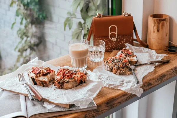 Kiev Ucrania Septiembre 2018 Desayuno Café Tostadas Con Higos Jarabe — Foto de Stock