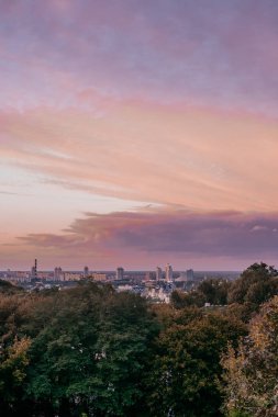 Kiev içinde pembe günbatımı