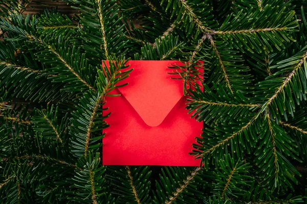 Textura Pozadí Větve Stromů Jedle Červené Obálky Šablona Vánoční Přání — Stock fotografie