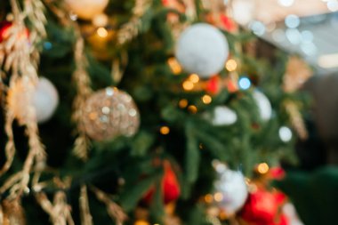 Parlak Noel arka plan bulanık ışıkları ve Noel ağacı süsle.