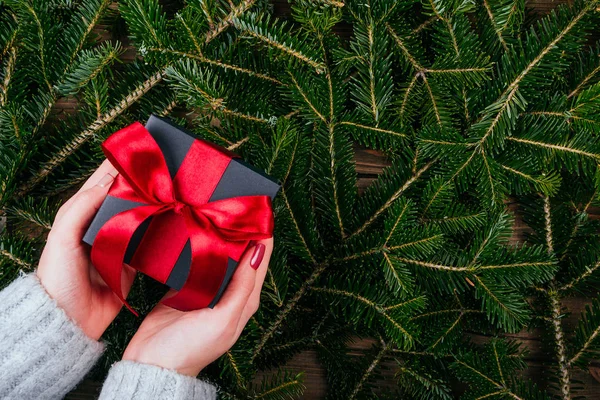 De gift van Kerstmis in handen — Stockfoto