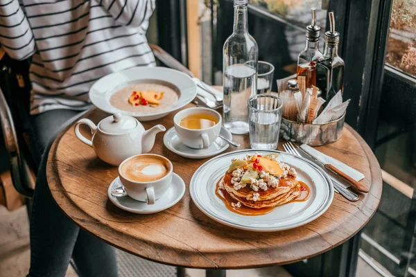 Завтрак с блинами в кафе — стоковое фото