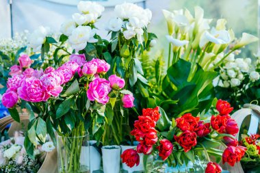 Güzel pembe peonies, sarı Düğünçiçeği çiçek buketi ve diğerleri. Çiçek pazarı benekli.