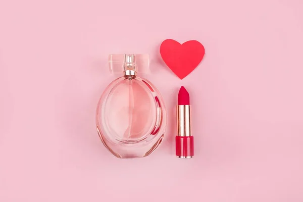 Walentynki Dzień Flatlay Kosmetykami Butelkę Perfum Czerwona Szminka Serce Papieru — Zdjęcie stockowe