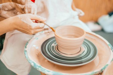 Potters tekerlek üzerinde modelleme