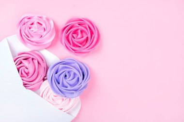 Zarf içinde güzel pembe beze