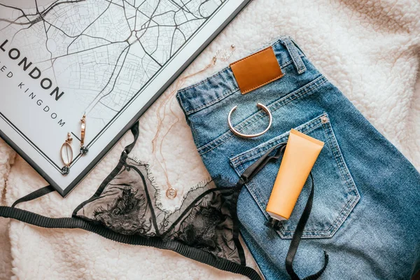 Mode flatlay med jeans — Stockfoto