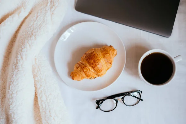 Káva a croissant v posteli — Stock fotografie