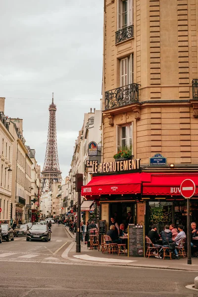 Kavárna se zobrazením Eiffel Tower — Stock fotografie