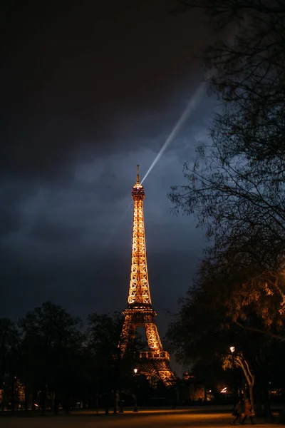 Освещенная Эйфелева башня ночью — стоковое фото