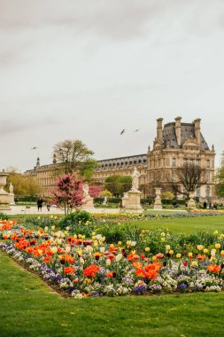 Louvre Müzesi piramit