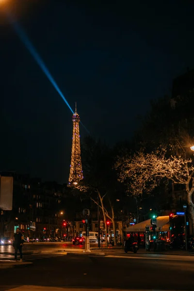 Torre Eiffel iluminada à noite — Fotografia de Stock