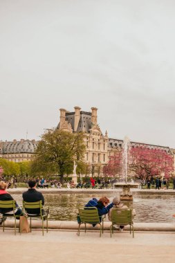 Louvre Müzesi yakınındaki Çeşme