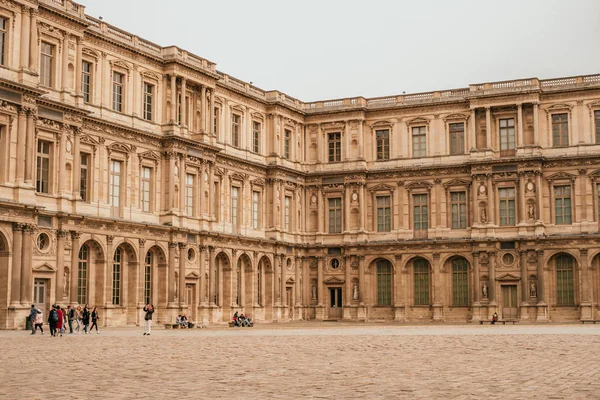 Pirâmide museu do Louvre — Fotografia de Stock