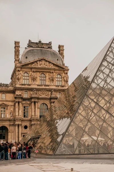 Pirâmide museu do Louvre — Fotografia de Stock