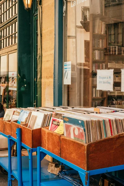 Hermosa tienda de discos de vinilo en París — Foto de Stock