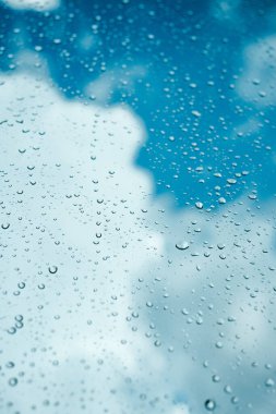 Pencere cam yüzeyine yağmur damlaları yağar