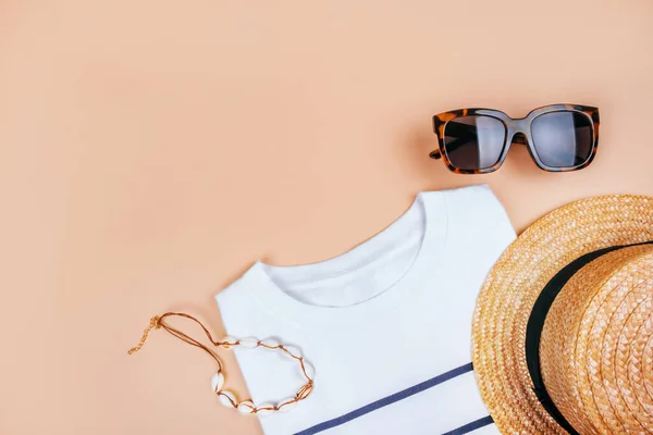 Sommar mode flatlay med t-shirt och solglasögon — Stockfoto