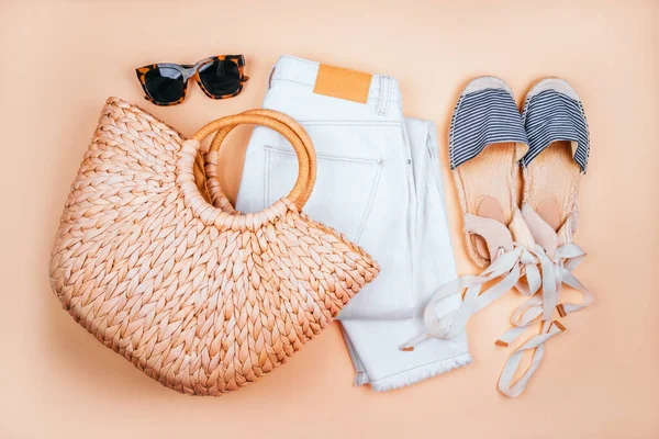Moda de verano flatlay con camiseta y gafas de sol — Foto de Stock