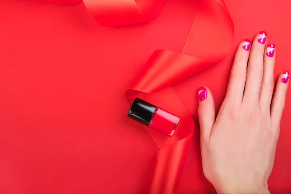 Modny i jasny projekt manicure w kolorze różowym — Zdjęcie stockowe