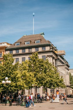 Stockholm 'ün güzel geniş sokaklarında turistler