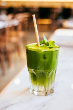 Bir bardak kibrit yeşil çay limonatası.