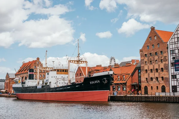 Uitzicht op de rivier Motlawa en de oude binnenstad van Gdansk — Stockfoto