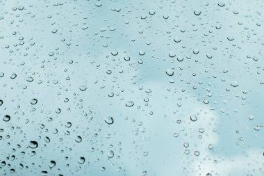 Pencere cam yüzeyine yağmur damlaları yağar