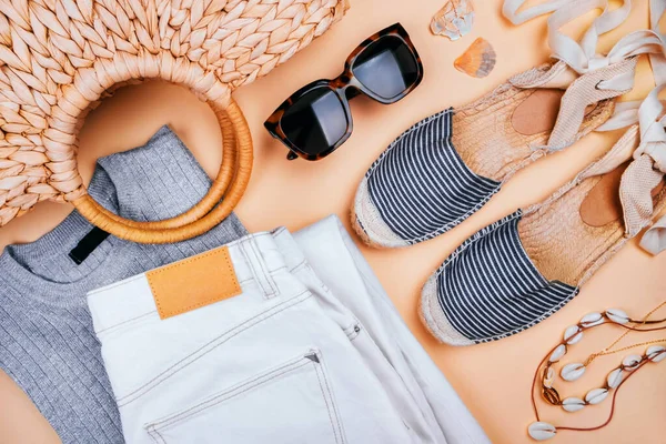 Sommar mode flatlay med t-shirt och solglasögon — Stockfoto