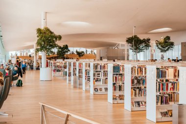 Helsinki Merkez Kütüphanesi 'nin modern iç mimarisi Oodi