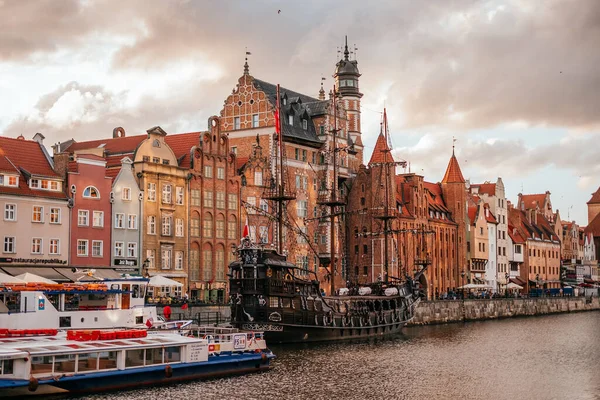 Uitzicht op de rivier Motlawa en de oude binnenstad van Gdansk — Stockfoto