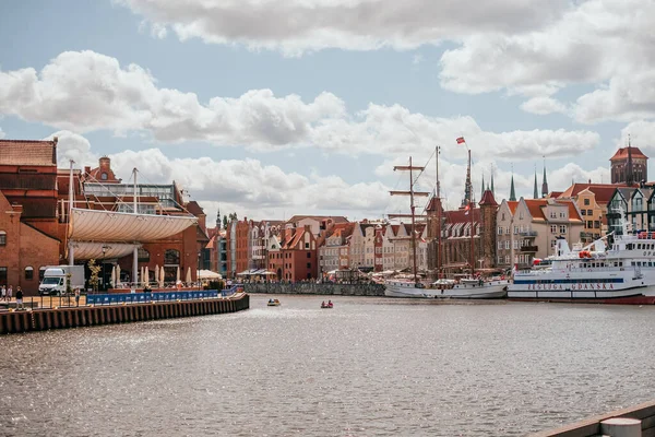 Vista del río Motlawa y el casco antiguo de Gdansk — Foto de Stock