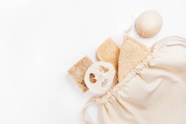 Zero flatlay conceito de resíduos com esponjas loofahs — Fotografia de Stock