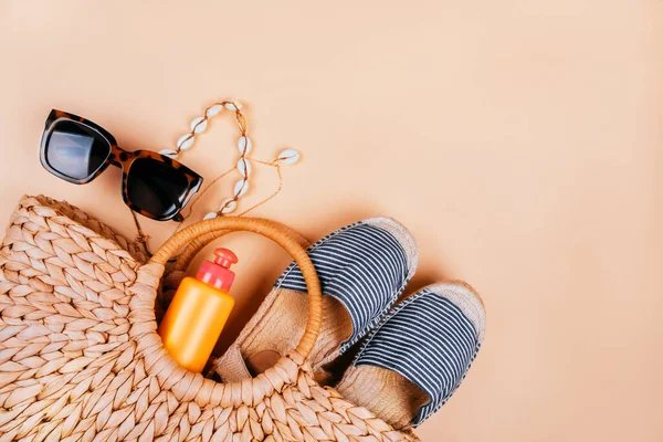Saman çantalı ve espadrillelarlı yaz modası