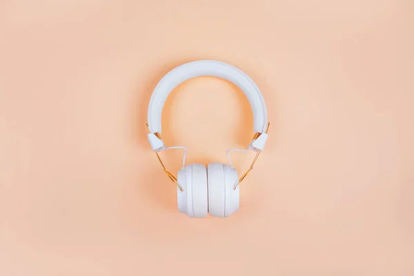Musik inspiriert Flatlay mit stilvollen weißen Kopfhörern — Stockfoto