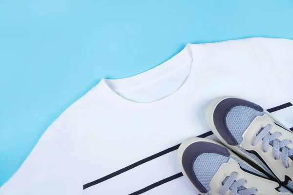 Sport inspirowane flatlay z białymi paskami t-shirt — Zdjęcie stockowe