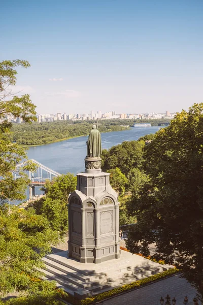 View of the monument of St Vladimir with the Dnieper river — Stock Photo, Image
