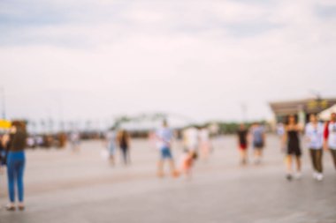 Sokakta yürüyen insanlarla dolu bulanık bir arkaplan.