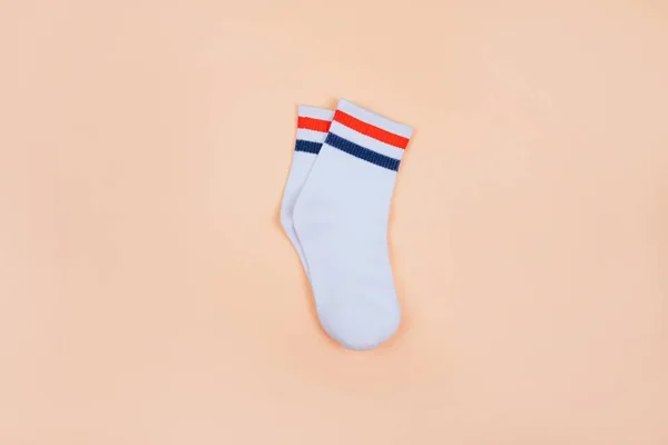 Beyaz çoraplı spor esinlenilmiş düz yatak