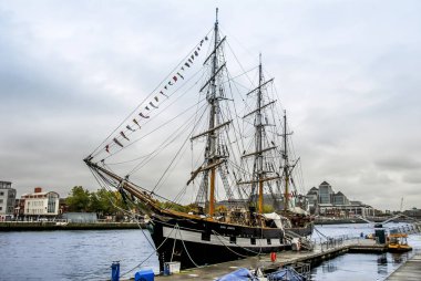 Dublin, İrlanda, 24 Ekim 2012: yelkenli Nehri üzerinde