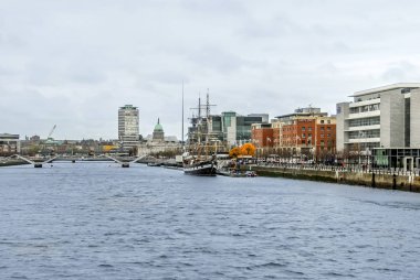 Dublin, İrlanda, 24 Ekim 2012: binalar ve nehir