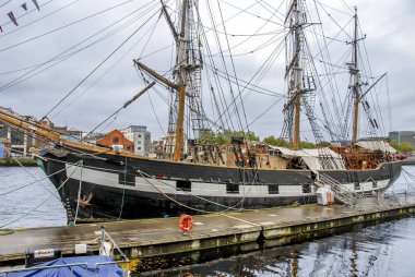 Dublin, İrlanda, 24 Ekim 2012: yelkenli Nehri üzerinde