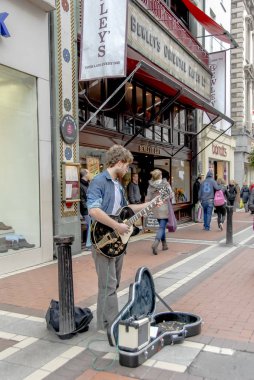Dublin, İrlanda, 25 Ekim 2012: gitar ile sokak müzisyeni