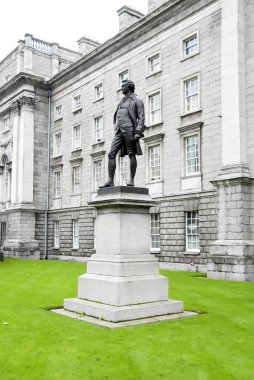 Dublin, İrlanda, 27 Ekim 2012: Trinity College Üniversitesi heykeli